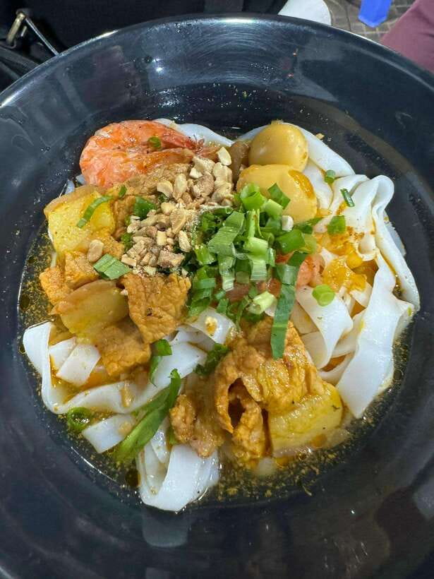 Da Nang City Street Food Tour With Live Music Tien Sa Show - What to Bring (and What to Wear) for a Smooth Night