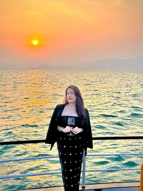 Da Nang: Experience a Magical Sunset Dinner Cruise in DN Bay - What the cruise evening actually includes: drinks, dance, and dinner flow