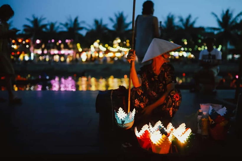 Da Nang: Hoi An Ancient Town, Coconut Jungle & Lanterns - Hoai River lantern release at dusk: the emotional payoff