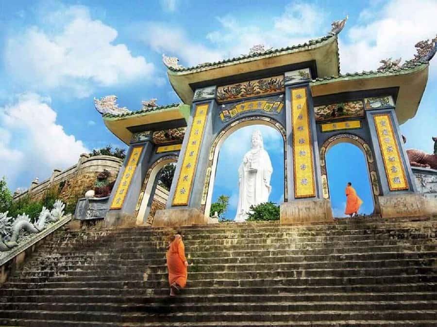 Da Nang : Marble Mountains, Monkey Mountain, and Am Phu Cave - Marble Mountains: pagodas, caves, and the stone-sculture sideline