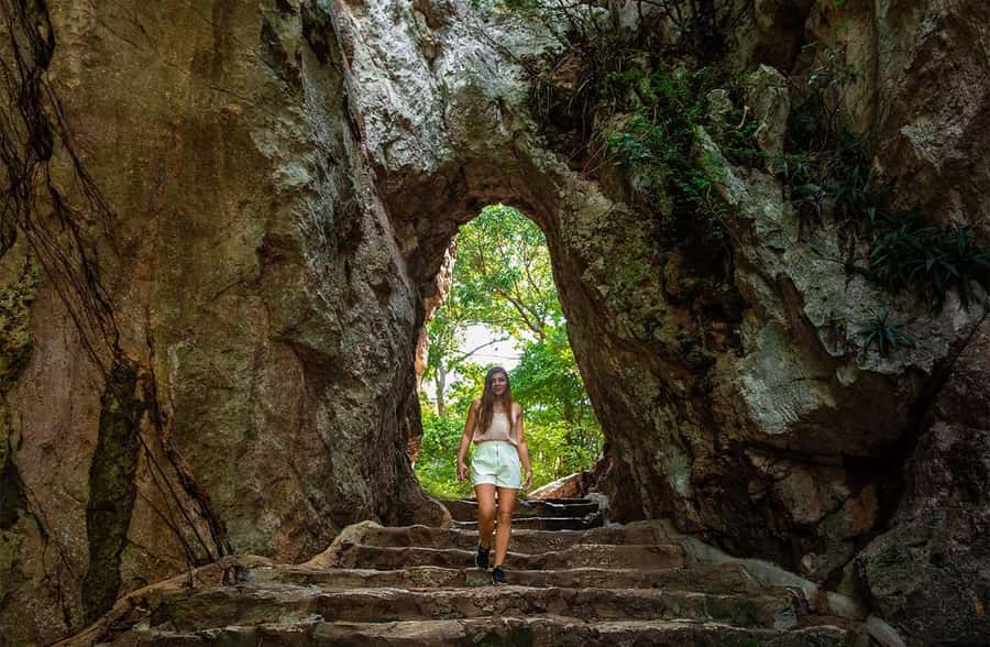 Da Nang : Marble Mountains, Monkey Mountain, and Am Phu Cave - Lunch at a local restaurant with authentic Vietnamese food