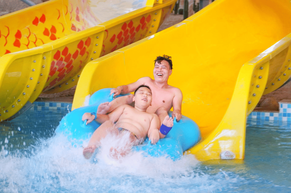 Da Nang: Mikazuki Water Park 365 with Onsen E-Ticket - Crowds, queues, and the “lively” feel of water parks