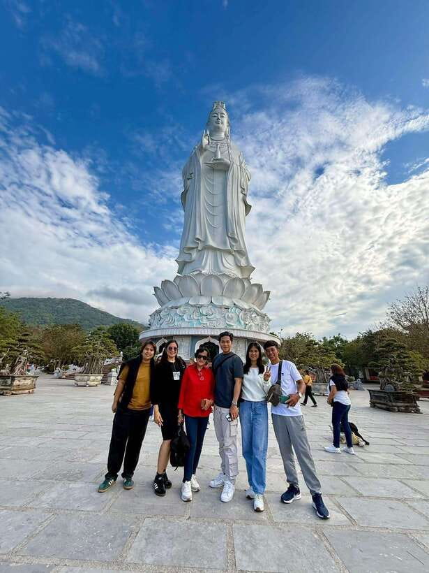 Da Nang Street Food Private Tour With Female Tour Guide - Dragon Bridge Stop: Photo Moment With Context