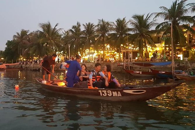 Discover Hoi An Walking Tour, Sampan Boat Ride, Night Market &Colourful Lanterns - Lantern Streets, Bridges, and Heritage Houses: What to Focus On