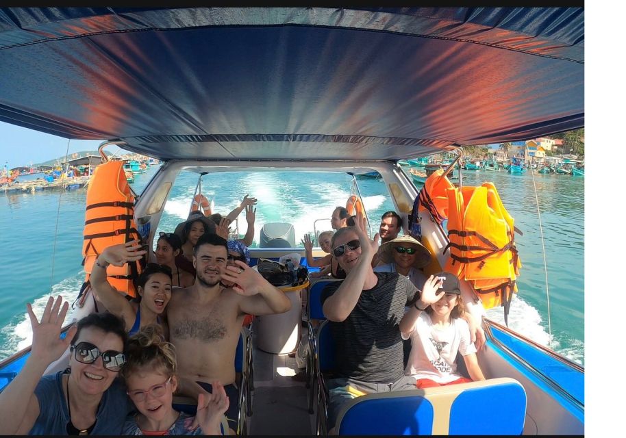 Hoi An/Da Nang: Snorkelling & Island-Hopping Speedboat Tour - Tai Island: hard coral, colorful fish, and a fish-feeding moment