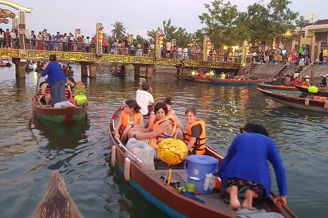 Hoi An Nightlife Tour with Hoi An Ancient Walking Tour, Boat Ride, Night Market - Japanese Covered Bridge (15 Minutes): Quick, Iconic, and Worth the Stop