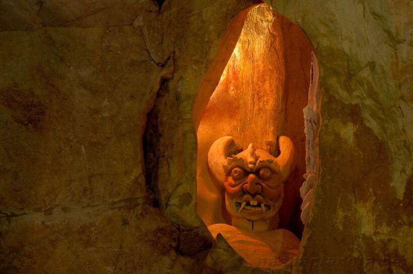 Marble Moutains, Monkey Islands, and Hell Cave Luxury Tour - Âm Phủ Cave: where Buddhist ideas meet limestone
