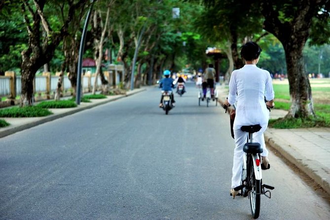 Private Arrival Transfer: Danang International Airport to Hotel in Hoian City - Finding your driver: flight tracking and name-sign pickup